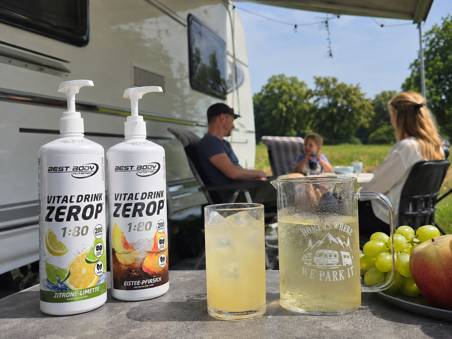 ZEROP Sirup wird in eine Karaffe mit Wasser dosiert