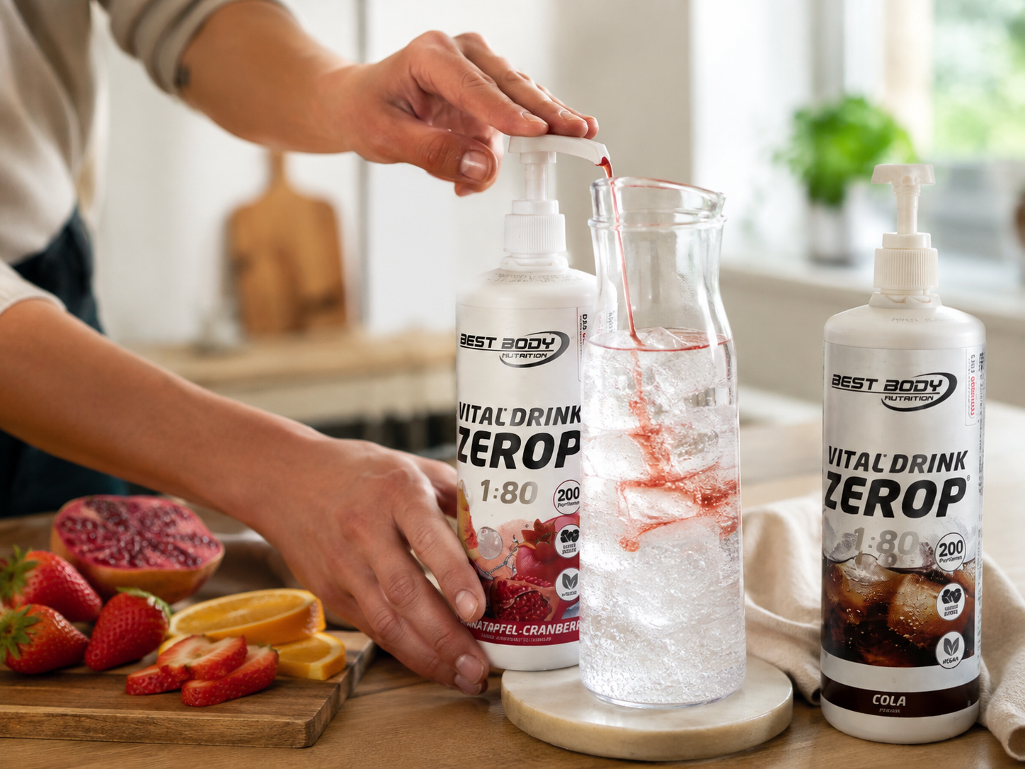 Zwei ZEROP Sirups mit einem gemischten roten Getränk