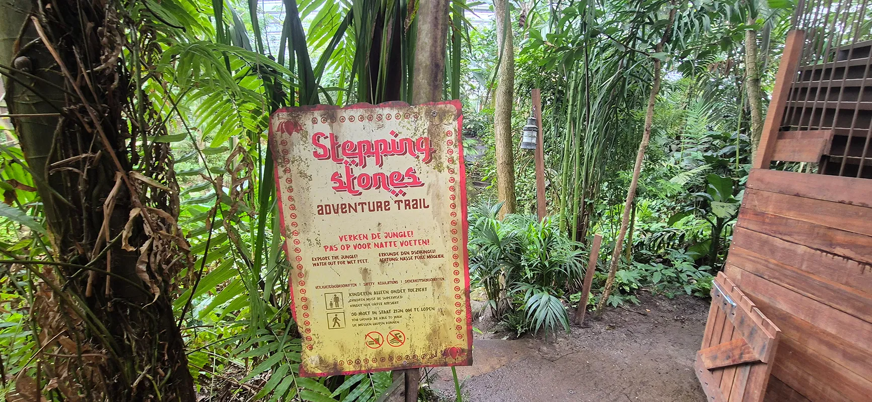 Schild zum Abenteuerpfad Stepping Stones im tropischen Bereich Rimbula