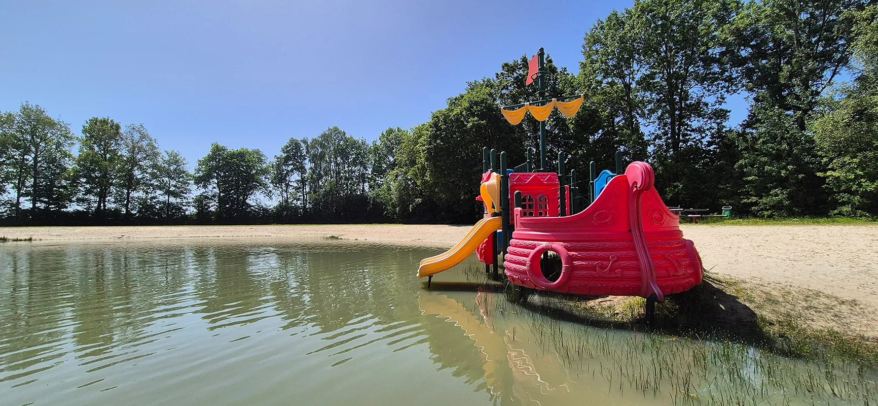 Kleine Rutsche am Badesee auf Camping Wedderbergen