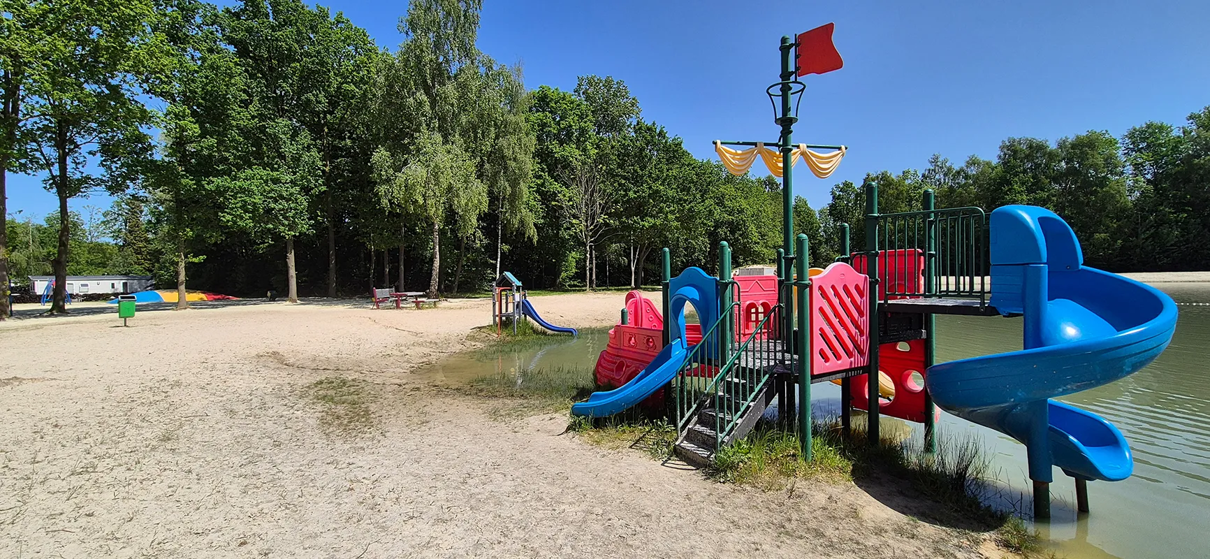 Kleiner Wasserspielbereich am Badesee auf Camping Wedderbergen