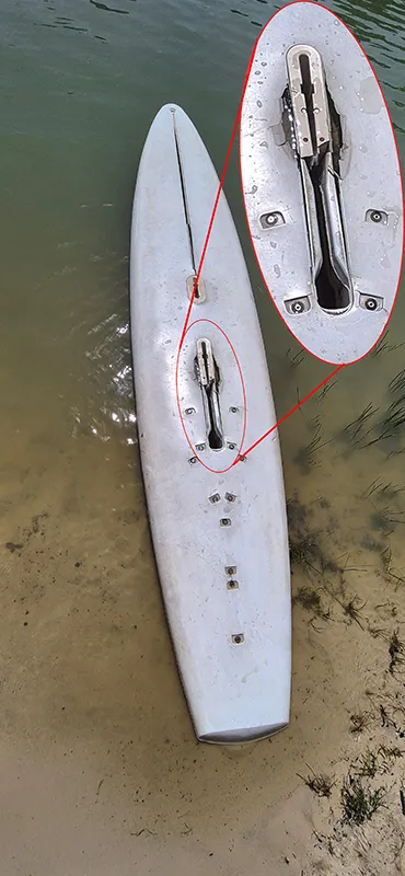 Defektes Surfbrett am Badesee auf Camping Wedderbergen