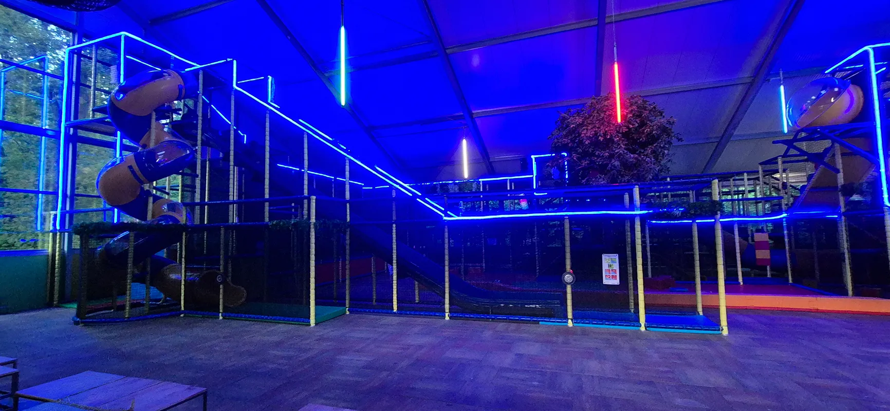 Interaktive Indoorhalle mit Parcours und farbigen Buttons auf Camping Wedderbergen