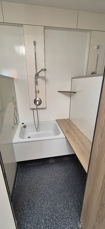 Wasch- und Duschbereich im Sanitärhaus Natürlich Wedderbergen