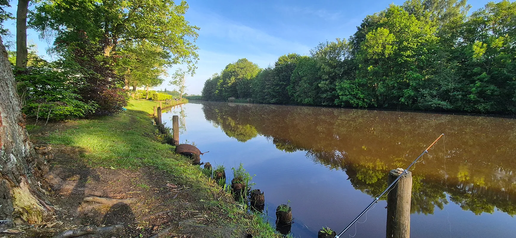 Stellplatz 123 direkt am Wasser auf Camping Wedderbergen mit Blick nach links