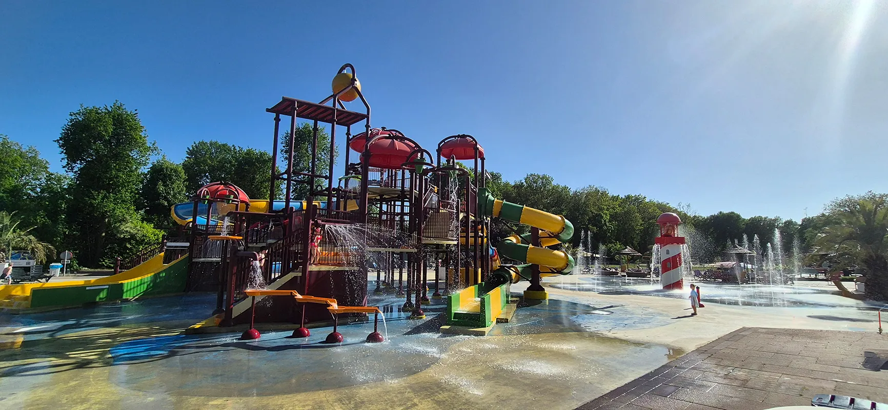 Wasserspielplatz auf Camping Wedderbergen bei warmem Wetter