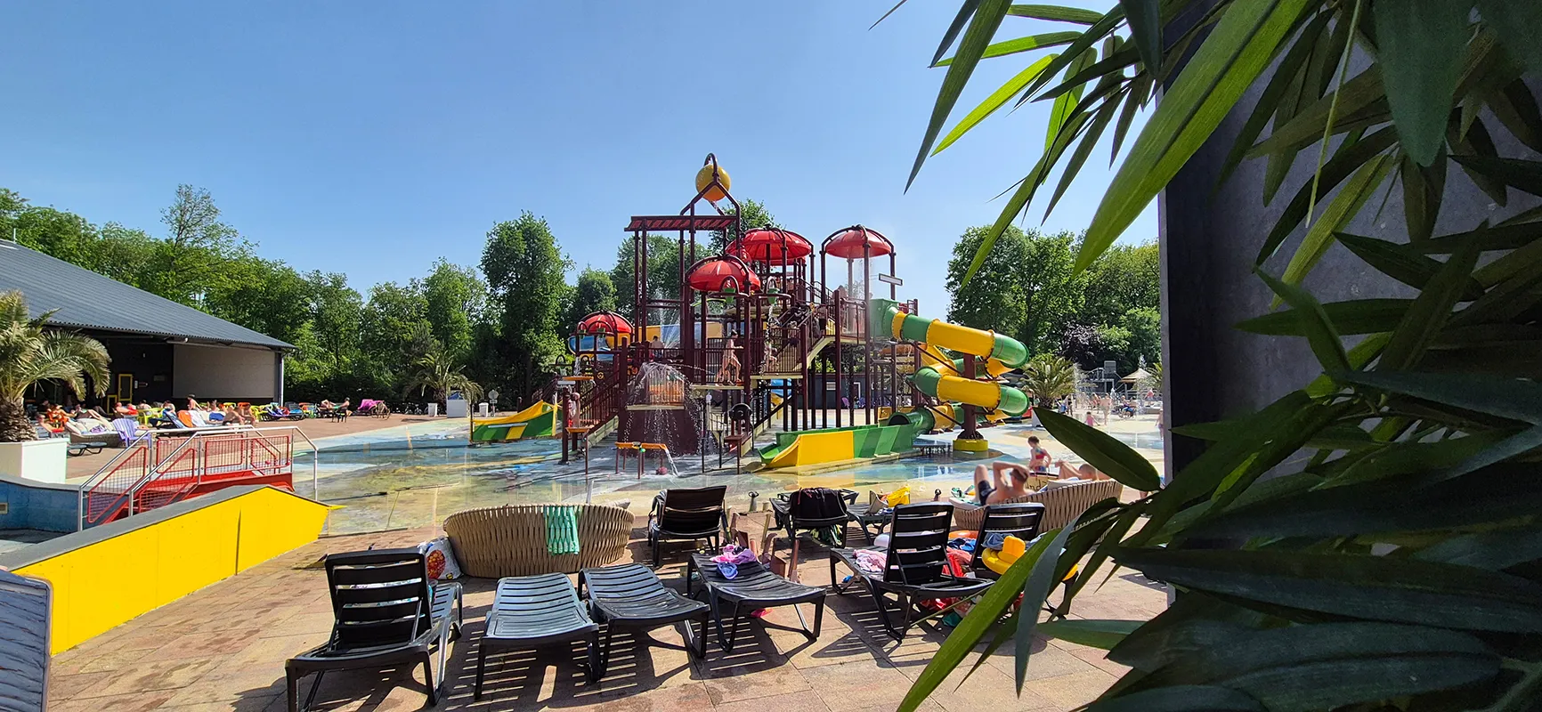 Übergang vom Schwimmbad zum Wasserspielplatz auf Camping Wedderbergen