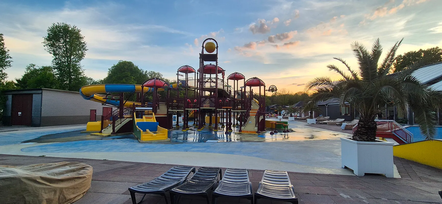 Großer Wasserspielplatz mit Rutschen und Wassereimern auf Camping Wedderbergen