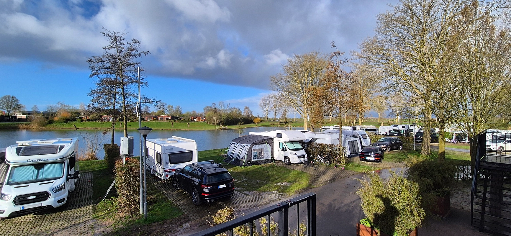 Mehrere Stellplätze am See auf dem Campingplatz Eiland van Maurik