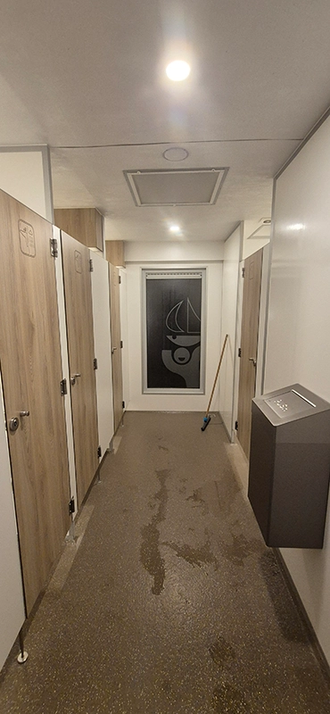 Wasch- und Duschkabinen im Sanitärbereich auf dem Campingplatz Eiland van Maurik